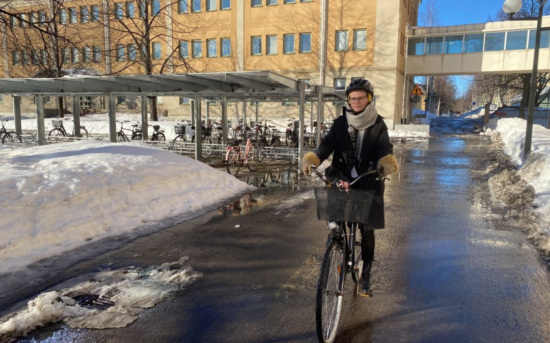 Marikk cyklar för första gången med dubbdäck